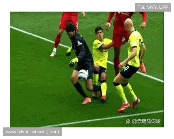 冲撞门将判罚为何屡屡引发争议？规则到底如何界定犯规界线