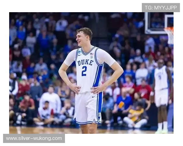 弗拉格无球跑动制造错位，拉开进攻空间改变球队战术结构